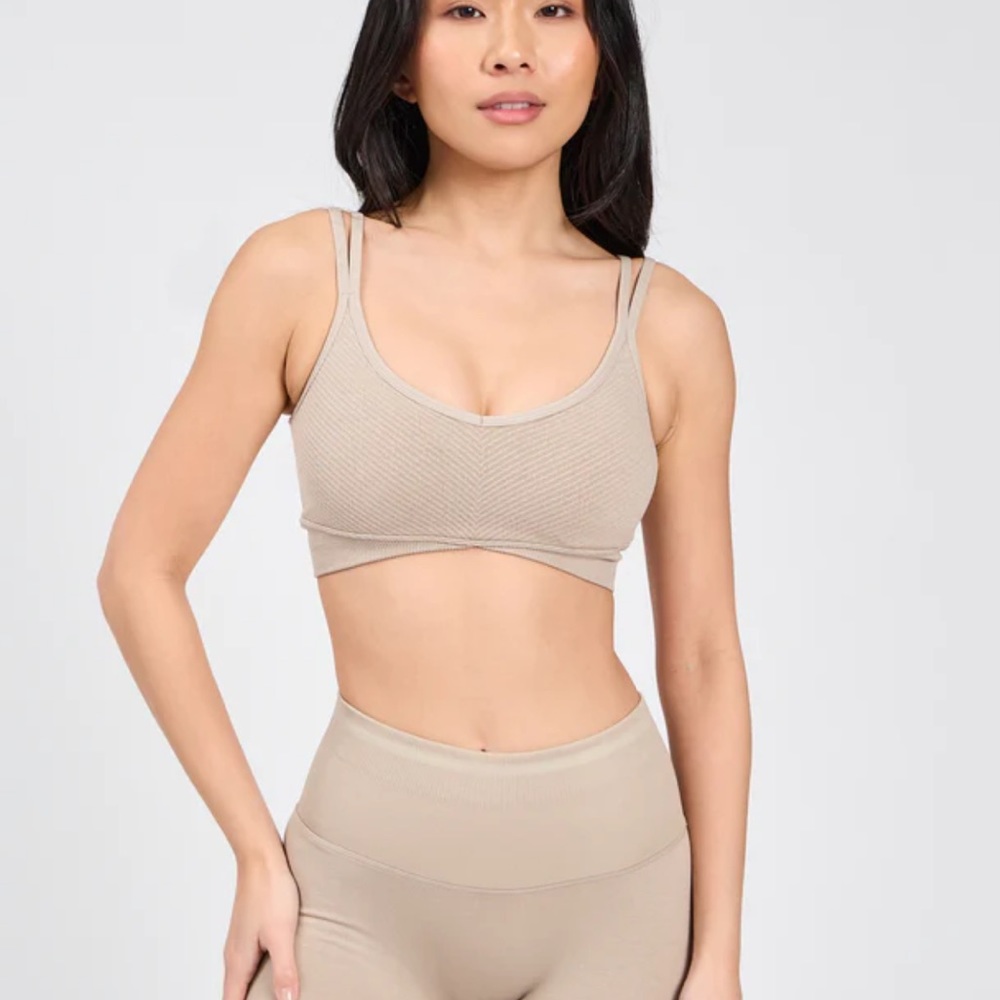 Shape Seamless Sports Bra
Chamomile